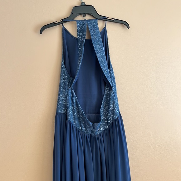 Vera Wang Gown 

Perfect for Prom - Picture 7 of 9